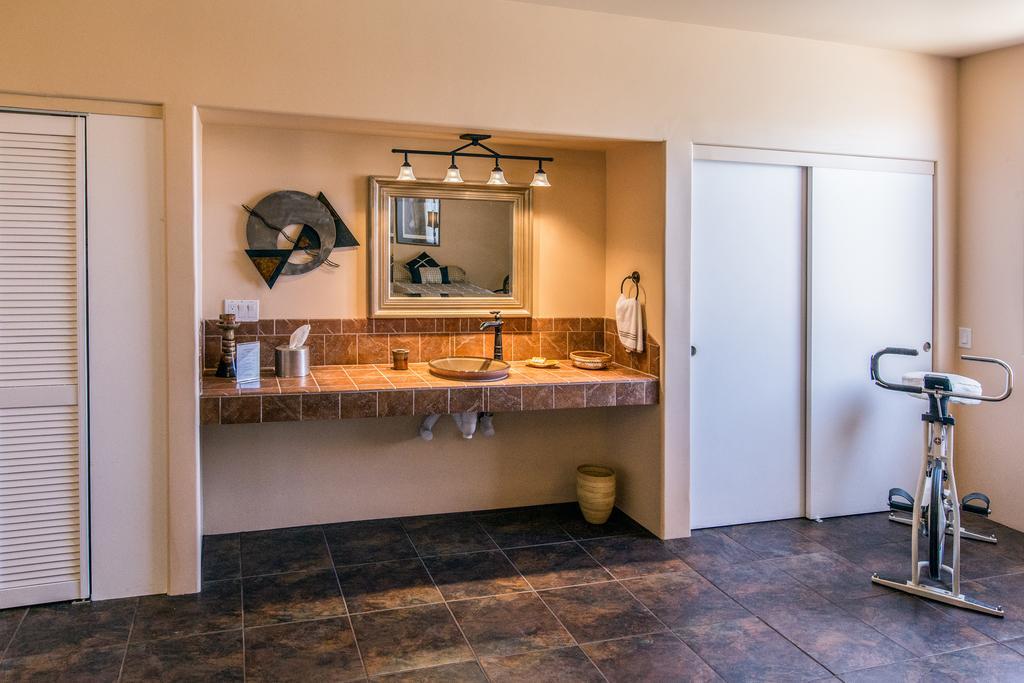 Turtle Back Mesa Bed And Breakfast Indio Room photo