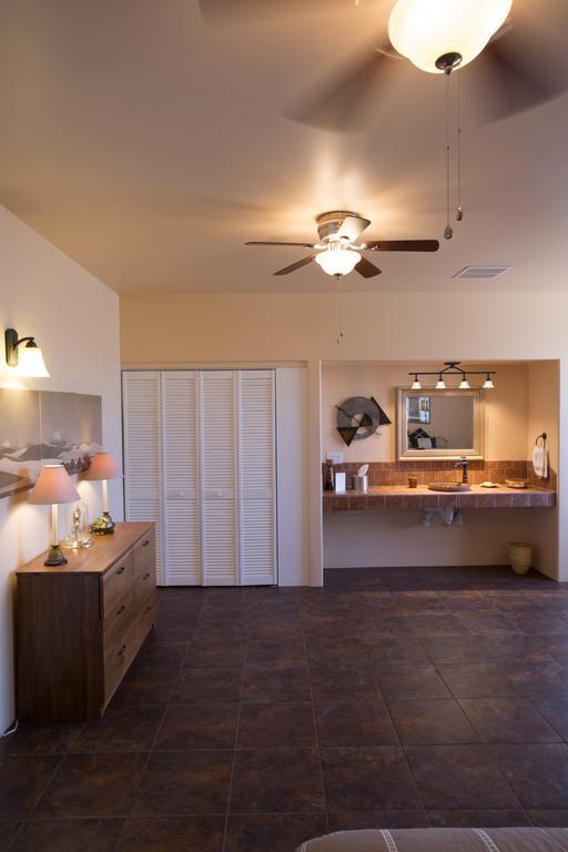 Turtle Back Mesa Bed And Breakfast Indio Room photo
