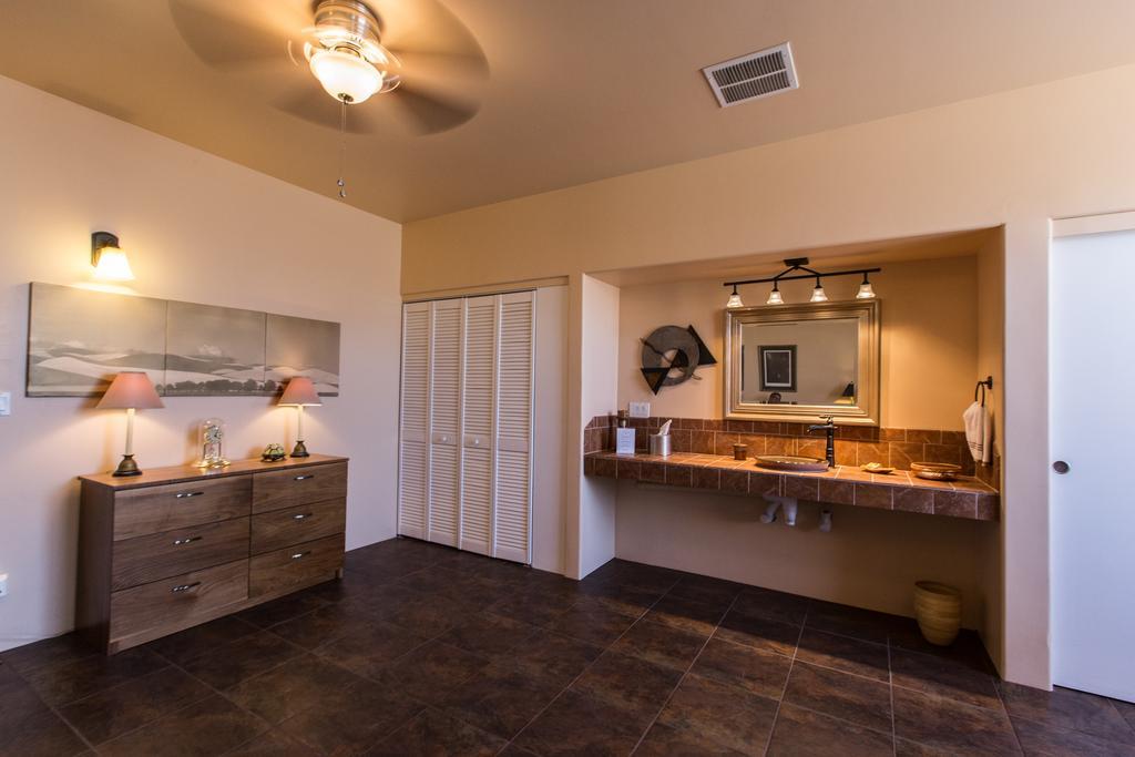 Turtle Back Mesa Bed And Breakfast Indio Room photo