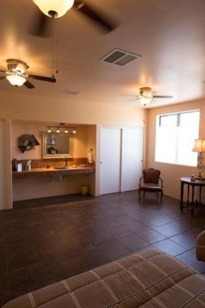 Turtle Back Mesa Bed And Breakfast Indio Exterior photo